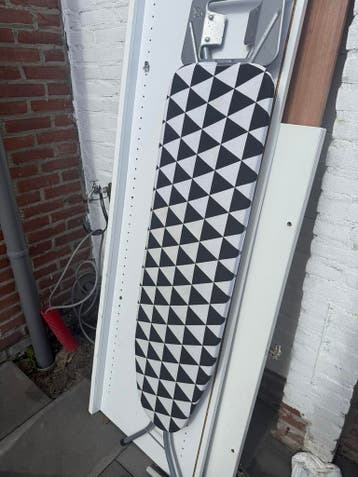 Strijkplank met zwart-wit geometrisch patroon - Gratis