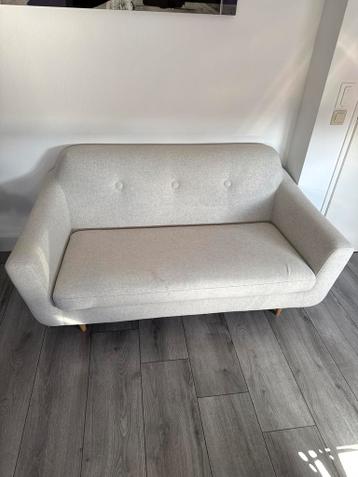 Gebruikte bank met lichte gebruikssporen