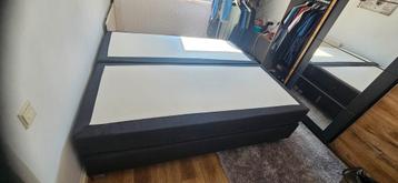 Gratis af te halen boxspring met 2 onderstellen en matrassen