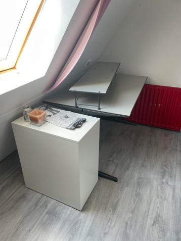 Grijs bureau met opzetstuk