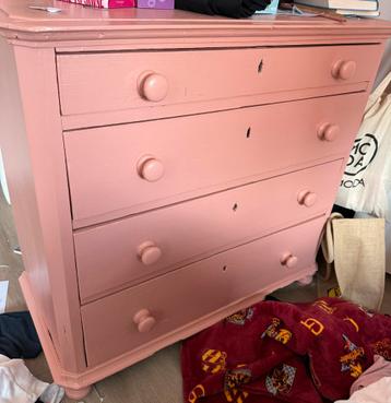 Roze ladekast met vier lades