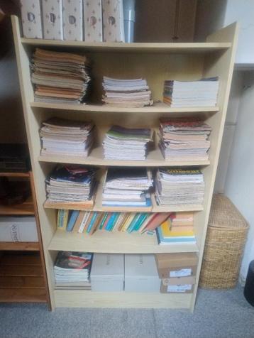 Boekenkast, ook geschikt als tijdschriften kast. Gratis.