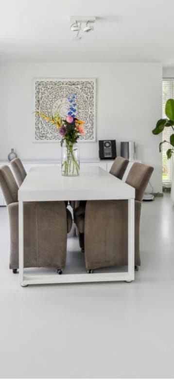 Witte eettafel met gepoedercoat onderstel