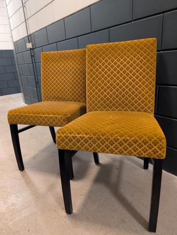 4 eetkamer stoelen met sjieke goudgele stof