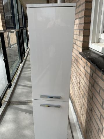 Gratis badkamerkastje - Wit, met glazen planken