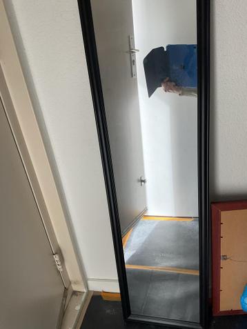 Grote spiegel met haken, gratis af te halen