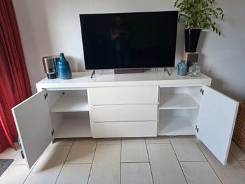 Wit dressoir met drie laden en twee kastdeuren