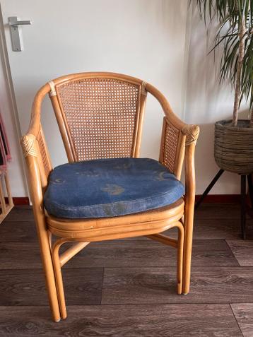 Rotan stoel met blauw kussen - Vintage look