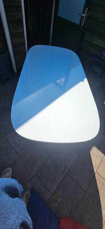 Witte eettafel, lang 1.85, breed 90 cm, hoogte 70 cm.
