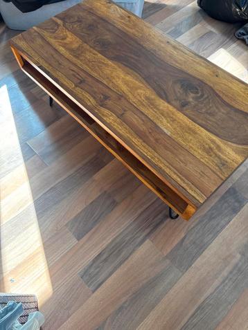 Salontafel van massief hout met metalen poten