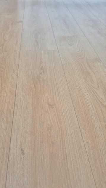 Laminaat 78 m2, waarvan 70 m2 hele stukken