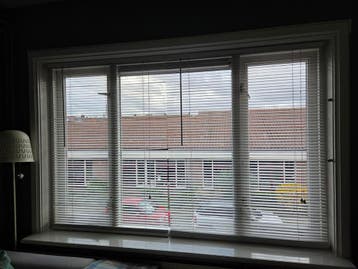 Twee houten luxaflex/jaloezieën (120x170 en 110x170 cm)