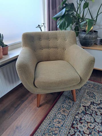 Groene stoel met houten pootjes