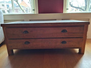 Gratis bijzondere houten salontafel met 2 lades