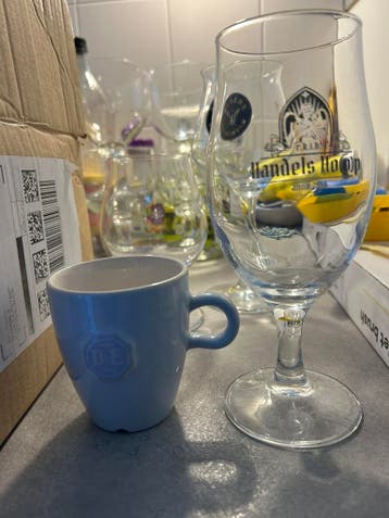 DE Koffiekopjes en bierglazen GRATIS