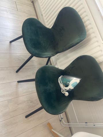 Twee groene stoelen en een strijkijzer