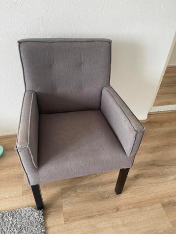 Grijze stoel met armleuningen