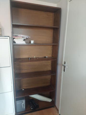 GRATIS!!!!!!! bokenkast, tafel en bureaustoel GRATIS !!!!!