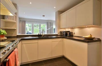 GRATIS!! Moderne u-vorm keuken inclusief apparatuur