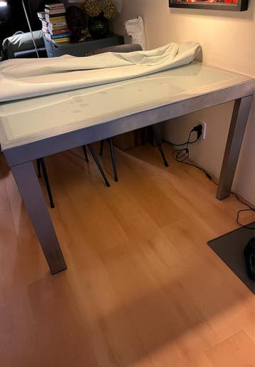 Eettafel met glazen blad tot vrijdag 3 April beschikbaar