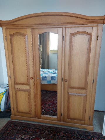 Kleerkast hout, drie deurs