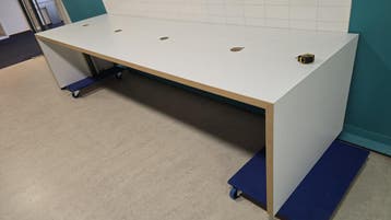 Grote degelijke tafel (330x100cm) gratis af te halen Emmen
