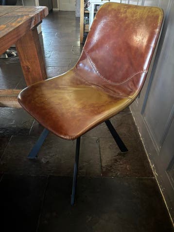 Gratis afhalen 7 stoelen lederlook en zwarte poot