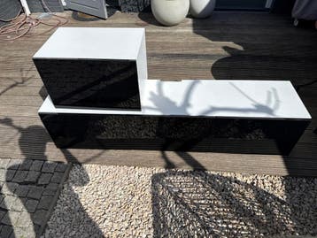 MOET WEG!!! Moderne witte kast met hoogglans zwarte deuren