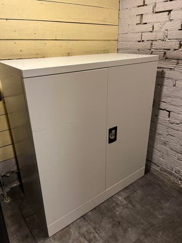 Wit metalen kast, met slot, 101 hoog, 92 x 43