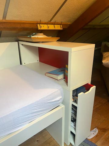 Eenpersoonsbed met opbergruimte en hoofdeinde