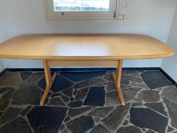 Uitschuifbare tafel van 165 > 215 x 100 cm.