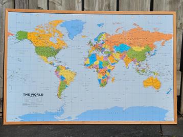 Wereldkaart met houten lijst - GRATIS - 90x60 cm