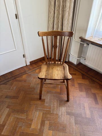 Houten stoel met spijlen rugleuning. 2 stuks