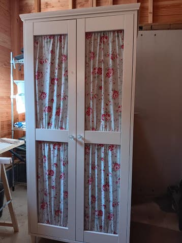 Kledingkast met rozenprint gordijnen - gratis af te halen