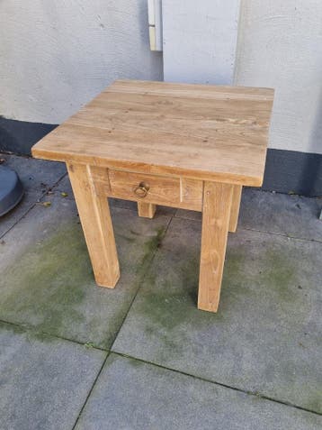 Eikenhouten tafeltje 50x50x50 met lade