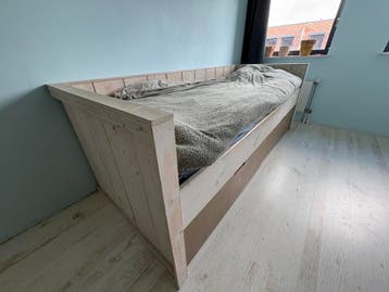 Eenpersoonsbed van steigerhout met lades