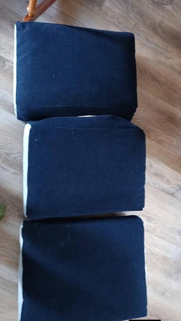 Drie donkerblauwe kussens