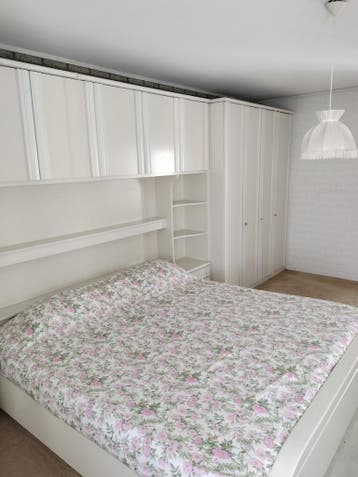 GRATIS op te halen. Grote L-vormige vormige slaapkamer.