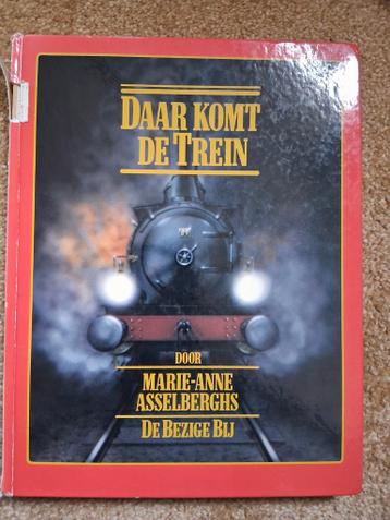 Boek: Daar komt de trein - Marie-Anne Asselberghs (gebruikt)