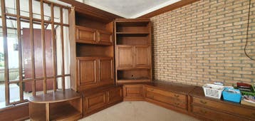 Delen van kastenwand met massief eiken paneeldeuren