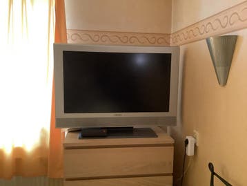 TV Grundig 94 cm zilver werkt prima met afstandsbediening