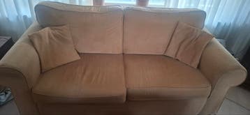 een tweezitsbank en een fauteuil. GRATIS