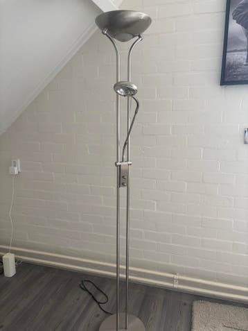 Moderne staande lamp met uplighter en leeslamp