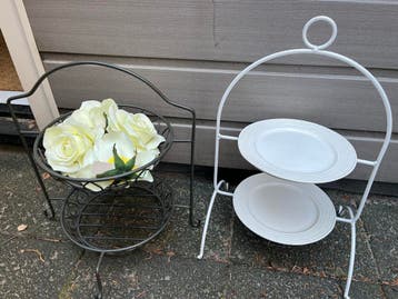 Twee etagères met roosjes en bordjes