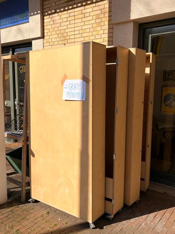 Houten wand en kast op wielen