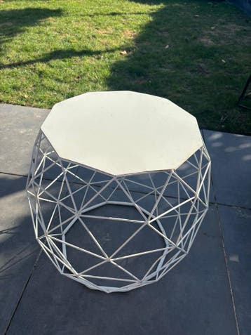 Gebruikt tafeltje, gratis af te halen