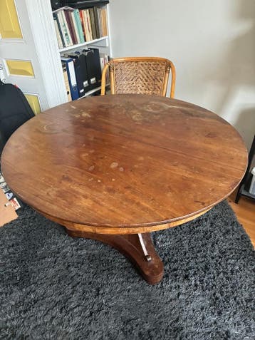 Gratis: Ronde houten tafel (evt. incl. 4 rieten stoelen)