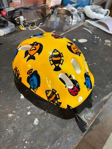 Leuke gele kinderhelm met vissenprint, maat S