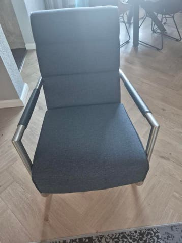 Stoel met kleine beschadigingen