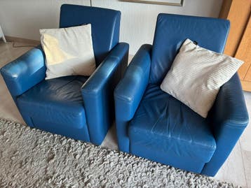 Twee blauwe leren fauteuils
